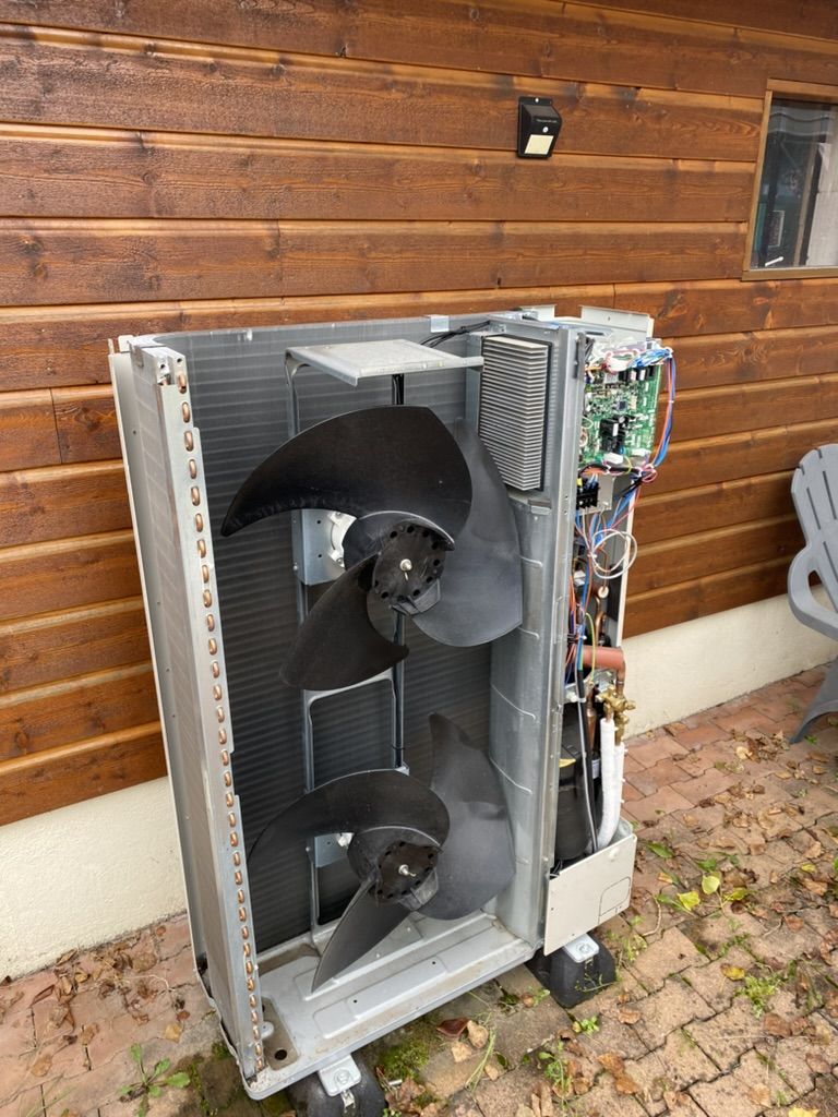 Pompe à chaleur Hitachi en cours de maintenance. (Notre entreprise attache une grande importance au sérieux de l'entretien de vos appareils de chauffages)