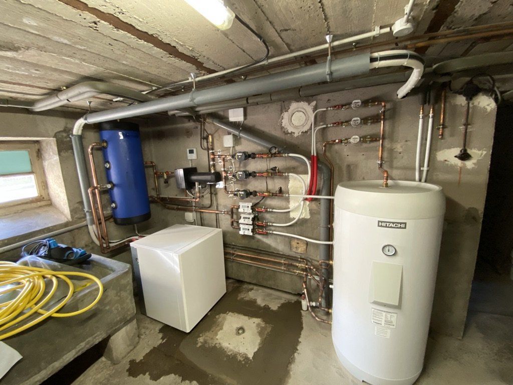 Pompe à chaleur de chez Hitachi, modèle très haute température avec ECS et résistance d'appoint pour le remplacement de trois chaudières gaz (appartements).
Résultats ; facture divisée par 2 pour chaque locataire
